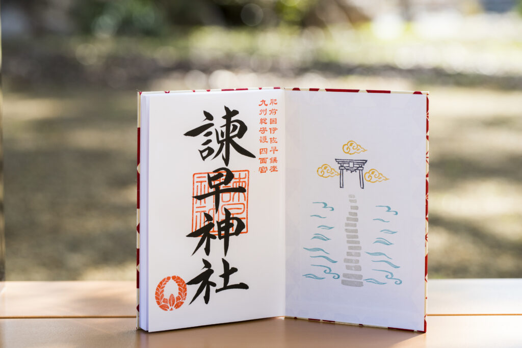 御朱印帳に御朱印をお書き入れする様子