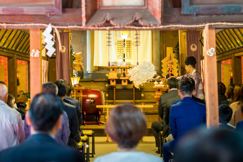 社殿の中で行われるご祈祷
